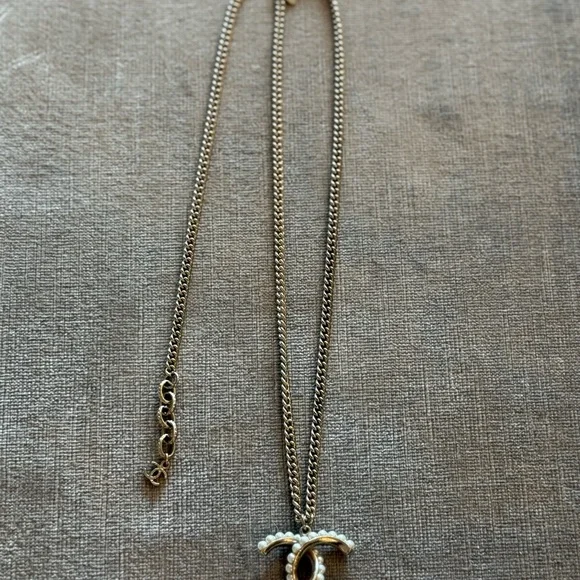 Authentic Chanel CC Faux Pearl Necklace Gold Tone - Picture 4 of 12